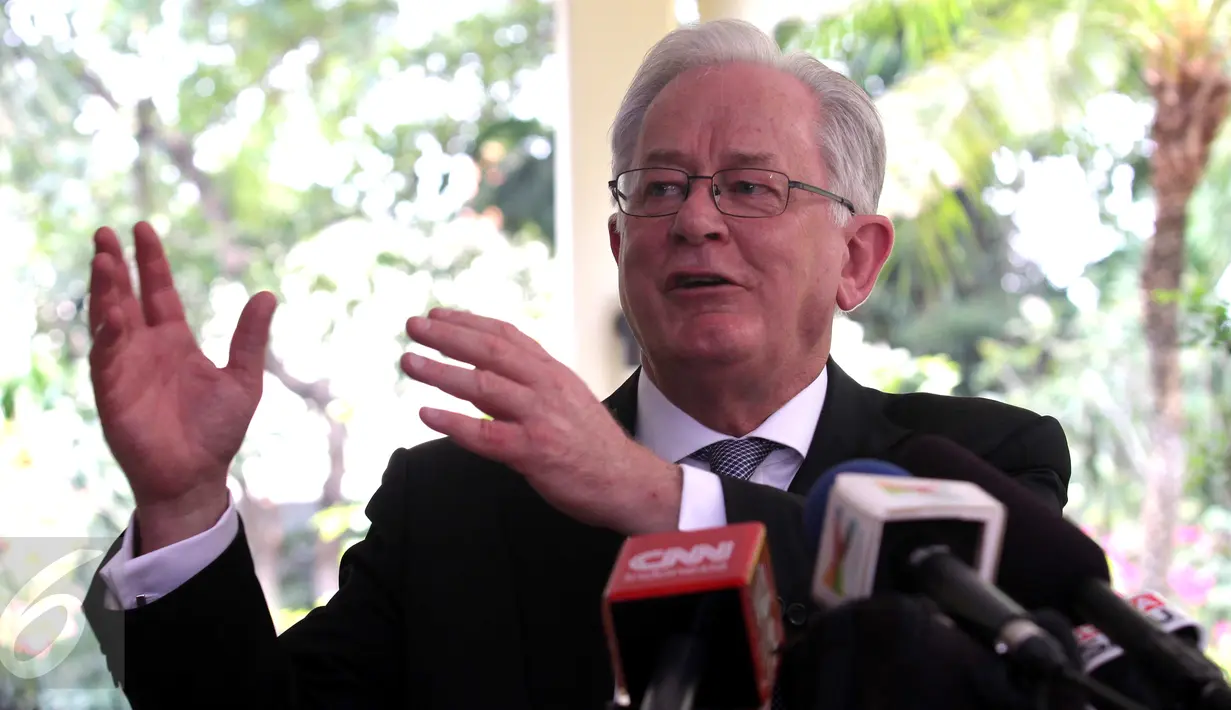 Menteri Perdagangan dan Investasi Australia Andrew Robb memberikan keterangan pers di kediaman Kedubes Australia, Jakarta, Senin (21/9/2015). Australia akan memperkukuh kerjasama ekonomi dan investasi dengan Indonesia. (Liputan6.com/Angga Yuniar)