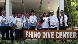 Menteri Pariwisata Arief Yahya (kedua kanan), Wagub Banten Andika Hazrumy (kelima kanan) dan jajaran pemerintah foto bersama pada pembukaan Festival Pesona Tanjung Lesung di Pandeglang, Banten (28/9). (Liputan6.com/HO/Nick)