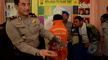Reserse Kriminal Polsek Tebet merilis barang bukti sebuah senjata api jenis SIG Sever 262 9mm berikut 3 butir peluru, Jakarta, Selasa (24/3/2015). Senjata api tersebut diamankan petugas dari tangan tersangka berinisial SH. (Liputan6.com/Johan Tallo)