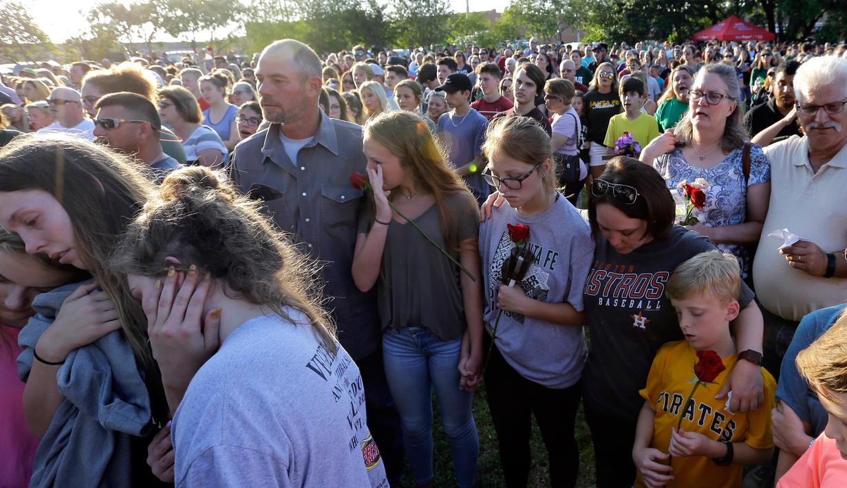 Para pendoa berkumpul selama penembakan penembakan di Santa Fe High School, Texas, Amerika Serikat, Jumat (18/5). (AP Photo/David J. Phillip)