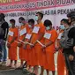 Tersangka pembakaran mobil pegawai Lapas Pekanbaru saat konferensi pers di Polda Riau. (Liputan6.com/M Syukur)