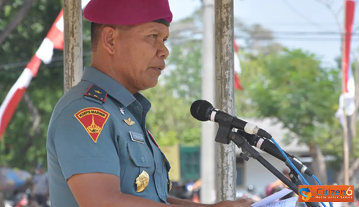 Citizen6, Tluwe: Wadan Kobangdikal Brigjen TNI (Mar) Sturman Panjaitan, membuka TNI Manunggal Membangun Desa (TMMD) ke - 89 2012 di lapangan Soko, Desa Tluwe, Kecamatan Soko, Kabupaten Tuban, Kamis (11/10). (Pengirim: Penkobangdikal)