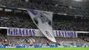 Fans Real Madrid membuat koreografi bertuliskan "Terima kasih legenda" saat upacara perpisahan Toni Kroos sebelum laga Liga Spanyol 2023/2024 melawan Real Betis di Santiago Bernabeu, Madrid, Spanyol, Minggu (26/05/2024) dini hari WIB. Kroos memutuskan untuk pensiun dari sepak bola setelah Euro 2024 nanti. (AFP/Javier Soriano)