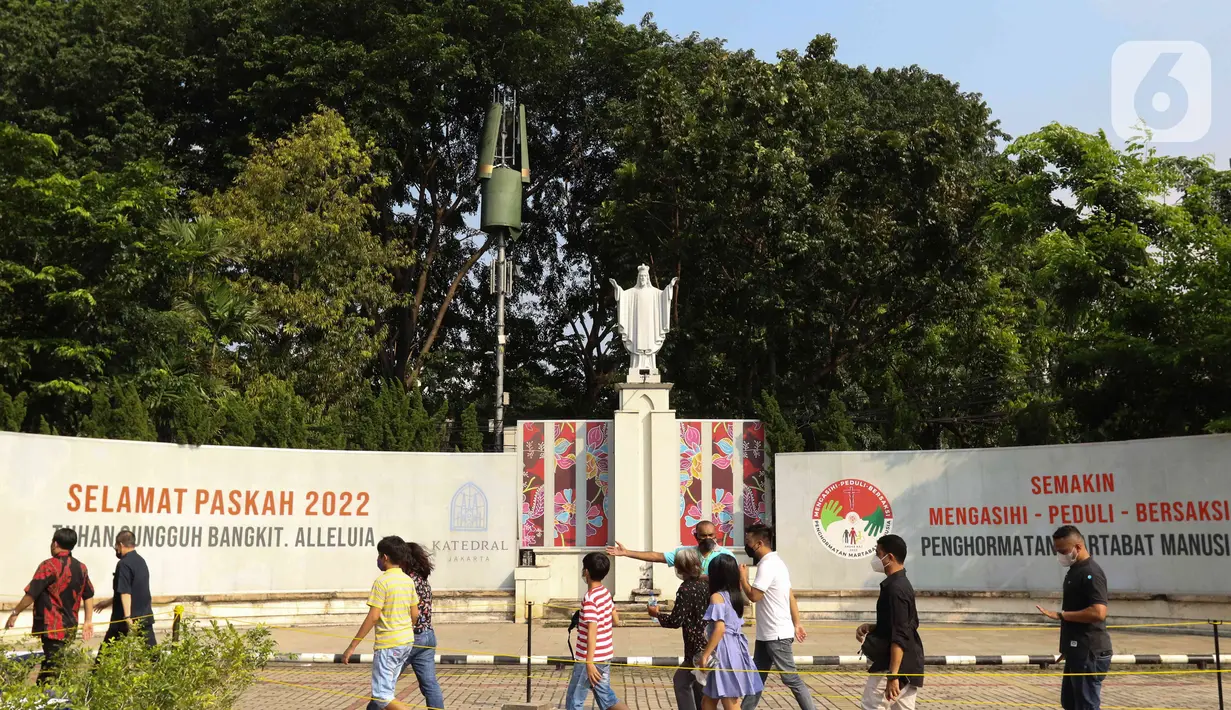 Jemaat tiba untuk mengikuti ibadah Jumat Agung di Gereja Katedral, Jakarta, Jumat (15/4/2022).Dalam peringatan Paskah ini, Gereja Katedral Jakarta mengangkat tema 'Pekan Suci 2022: semakin mengasihi, semakin peduli, semakin bersaksi'.(Liputan6.com/Herman Zakharia)