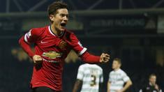 Ander Herrera gelandang Manchester United memperlihatkan kemampuan menjadi seorang kiper handal saat sesi latihan bersama MU.