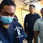Pelaku ketika diborgol di Mapolres Tuban. (Liputan6.com/Ahmad Adirin)