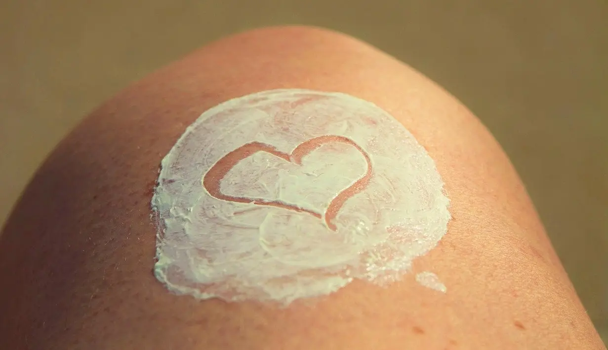 Saat digunakan, bertekstur ringan dan tidak lengket. Penggunaan sunscreen ini dapat diaplikasikan pada wajah, 15 menit sebelum beraktifitas atau setelah menggunakan skincare routine di pagi hari. (Pixabay)
