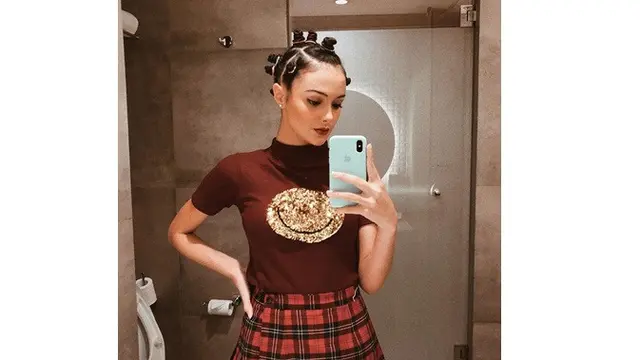 Biasa Tampil Natural, Ini 7 Potret Amanda Rawles dengan Makeup Tebal