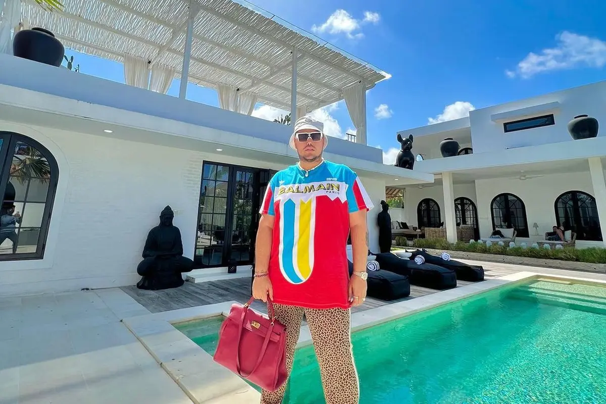 Ivan gunawan bikin heboh saat foto bareng pria di pinggir pantai