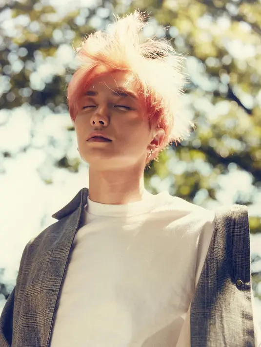 "Sehari sebelum aku mengantarmu pergi, bayanganmu saat dalam mimpi mengatakan jika aku harus lebih bahagia sambil terseyum padaku," tulisnya. (foto: instagram.com/xxteukxx)