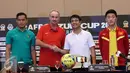 Pelatih Indonesia, Alfred Riedl (kedua kiri) bersalaman dengan pelatih Vietnam, Nguyen Huu Thang usai memberi keterangan jelang laga semifinal leg pertama Piala AFF 2016 di Bogor, Jumat (2/12). (Liputan6.com/Helmi Fithriansyah)