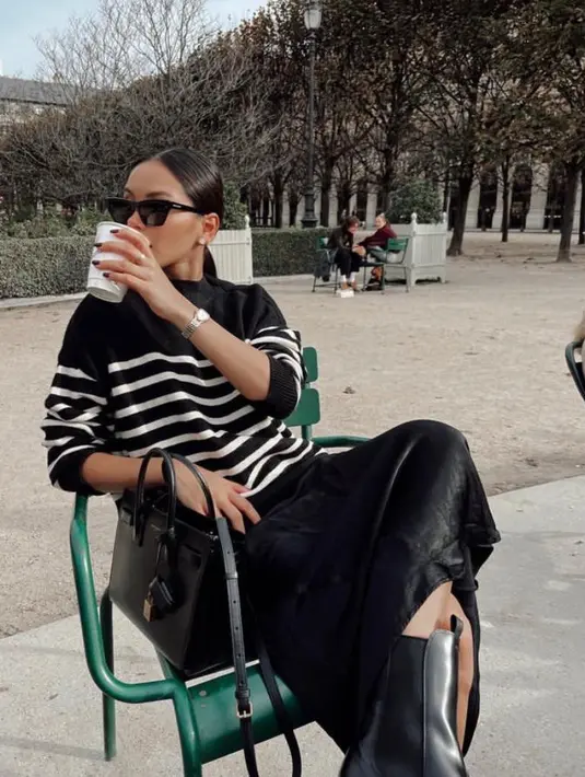 Jangan lupa untuk pilih pakaian yang sifatnya timeless seperti stripe sweater. Tak perlu selalu mengikuti trend, outfit tetap terlihat keren dengan padu padan yang tepat. [Instagram/alyssadaguise]