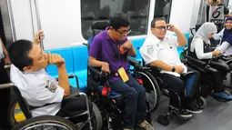 Penyandang disabilitas saat menjajal kereta MRT di Jakarta, Kamis (21/3). Dalam kesempatan tersebut mereka dapat menikmati fasilitas yang di sediakan untuk disabilitas. (Liputan6.com/Angga Yuniar)