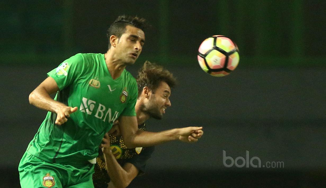 Pemain Bhayangkara FC, Otavia Dutra (kiri) berduel dengan pemain Barito Putra pada Liga 1 2017 di Stadion Patriot, Bekasi, Selasa (4/7/2017). Barito menang 1-0. (Bola.com/Nicklas Hanoatubun)