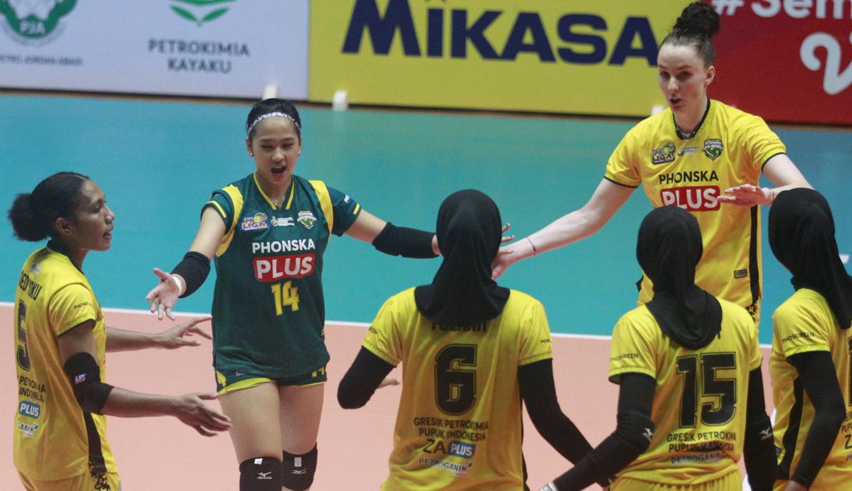 Selebrasi tim putri Gresik Petrokimia Pupuk Indonesia saat bertanding melawan Jakarta Pertamina Fastron  pada lanjutan seri pertama putaran kedua Proliga 2023 yang berlangsung di GOR Tridharma Gresik, Minggu (5/2/2023). (Dok. Proliga)