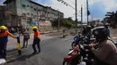 Sebagai informasi, sebelumnya perlintasan sebidang ini tidak resmi atau liar serta tidak memiliki palang pintu. Tampak dalam foto, aktivitas pekerja dari PT Kereta Api Indonesia (KAI) Daop 1 Jakarta saat proses pemasangan palang pintu di perlintasan sebidang Jalan Ampera, dekat Stasiun Bekasi Timur, Bekasi, Jawa Barat. (Kapanlagi.com/Budy Santoso)