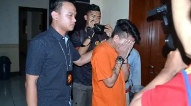 Kuasa hukum meminta pada polisi agar semua artis yang menjajakan diri melalui RA juga diperiksa atau kasus dihentikan saja.