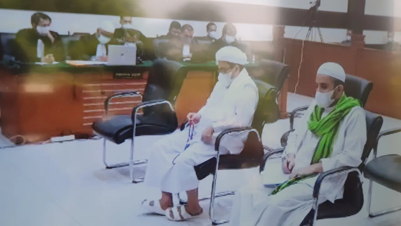 Rizieq Shihab dan menantunya Hanif Alatas menjalani sidang tuntutan kasus RS Ummi.