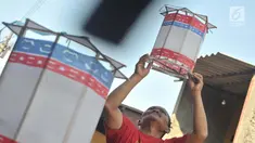 Warga memajang lampion dari bambu atau biasa disebut 'teng-tengan' di Kampung Perbalan, Kelurahan Purwosari, Semarang, Minggu (12/5/2019). Lampion  berbentuk persegi delapan yang terbuat dari bilah bambu dan kertas minyak putih itu diproduksi selama bulan Ramadan saja. (Liputan6.com/Gholib)