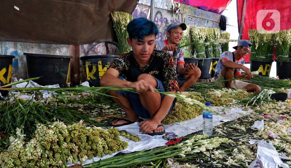 Bunga untuk dekorasi rumah saat Idul Fitri itu dapat membuat rumah terlihat lebih hidup, serta menambah wewangian alami, seperti bunga sedap malam. (Liputan6.com/Angga Yuniar)