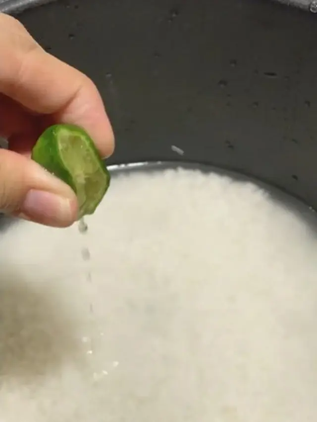 Tambahkan perasan jeruk limau (Sumber: TikTok/@pasarsegar.co.id)