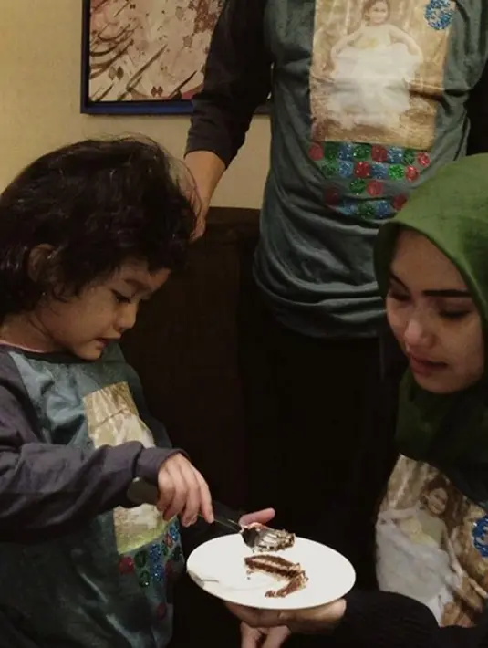 "Alhamdulillah Happy birthday Bilqis Khumairah Razak anak bunda, nak semoga sehat selalu panjang umur, jadi anak sholeha, anak baik, bunda doakan selalu buat bilqis," tulis Ayu. (Instagram/ayutingting92)