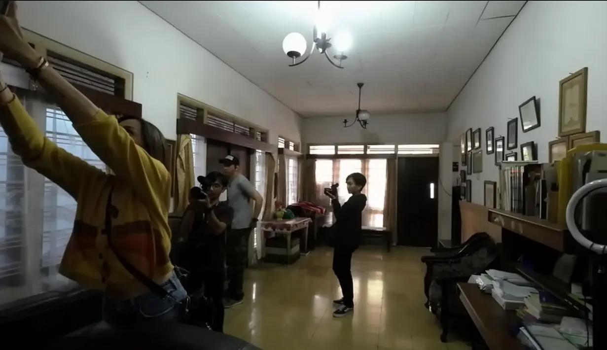 Ruang tamu sangat panjang dan memiliki banyak barang-barang antik di ruang ini. Menurutnya, rumah ini memliki banyak kamar. Di rumah ini juga Sara pertama melihat makhluk halus. [Youtube/Sara Wijayanto]