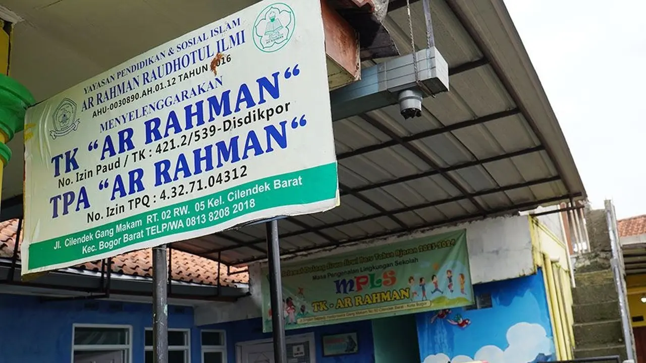 Tempat Pemungutan Suara (TPS) 14 di Gang Makam, Kelurahan Cilendek Barat, Kecamatan Bogor Barat, Kota Bogor.