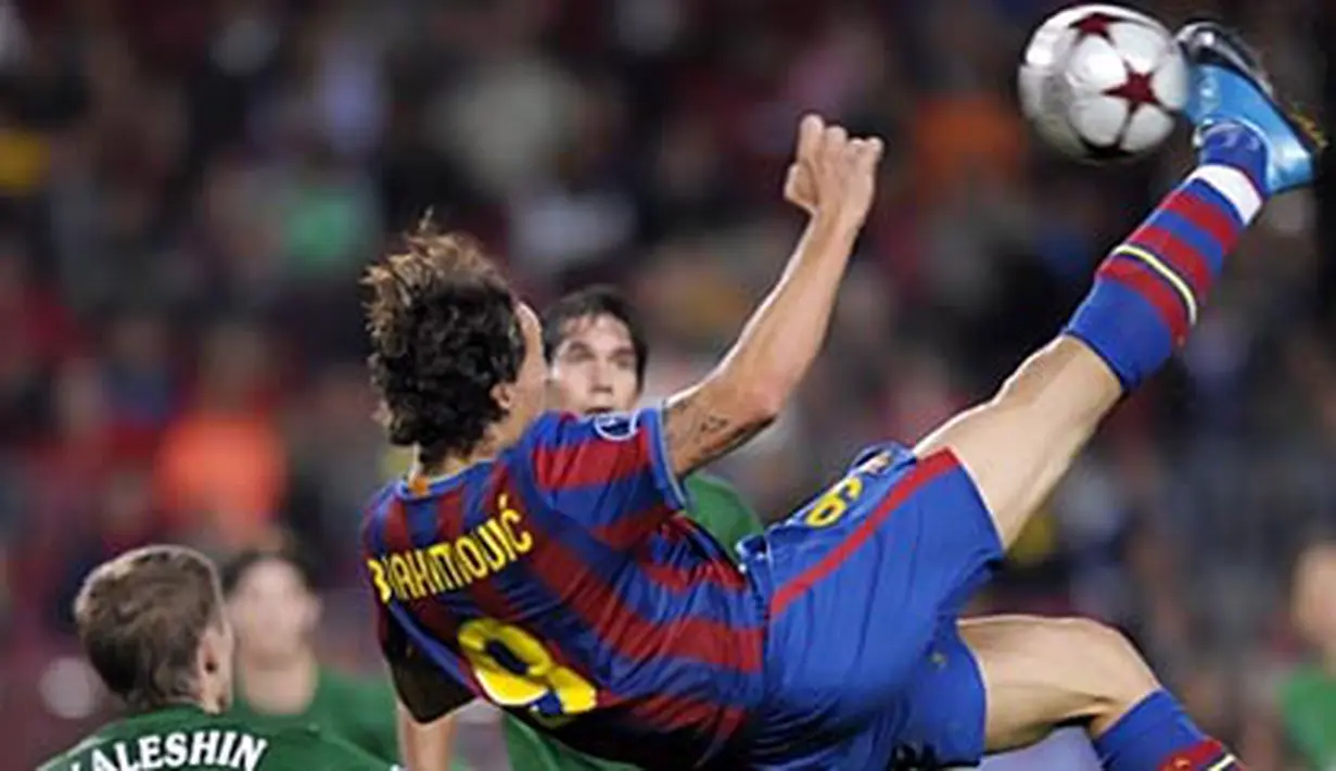 Aksi striker Barcelona, Zlatan Ibrahimovic ketika berlaga di partai Liga  Champions menghadapi Rubin Kazan di Nou Camp, Barcelona, 20 Oktober 2009. AFP PHOTO/LLUIS GENE