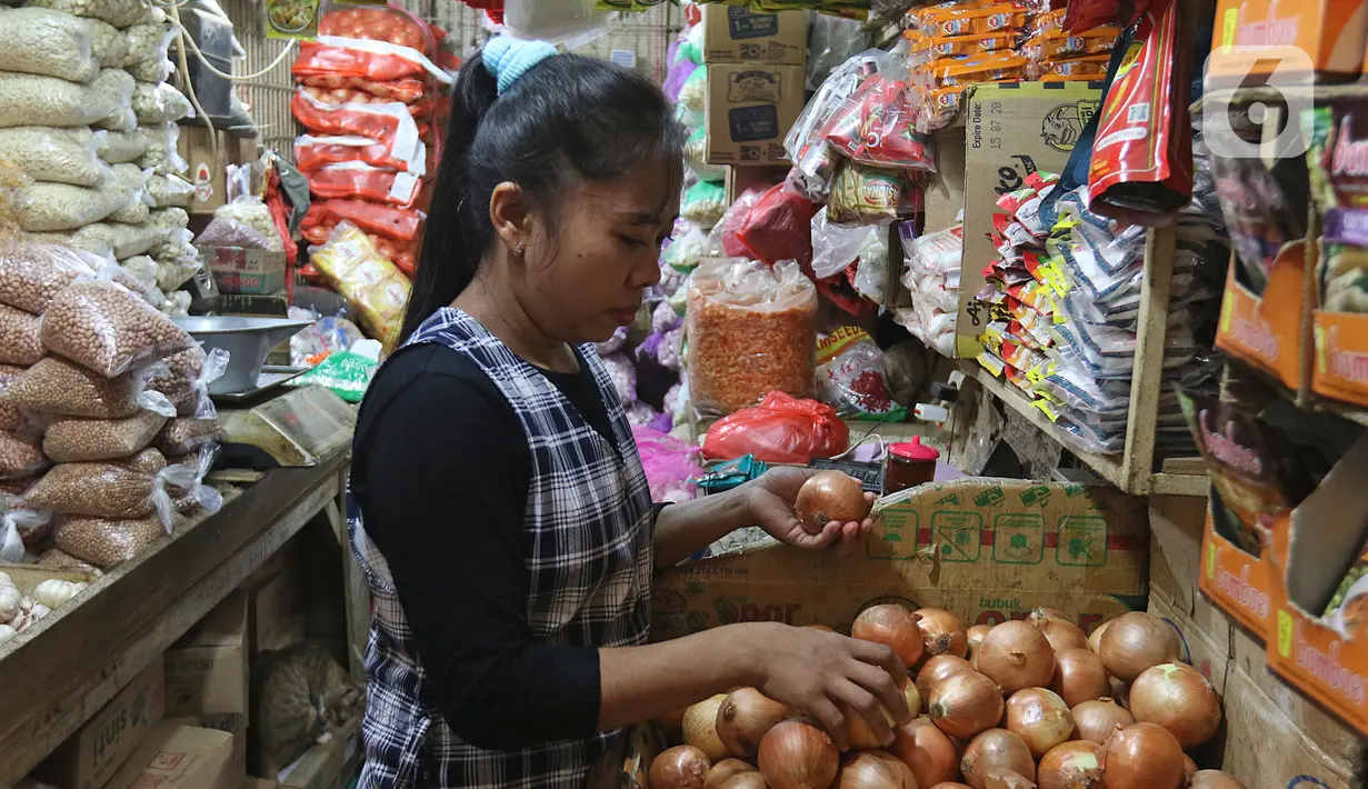 Pedagang menata Bawang bombay dagangannya di Pasar Induk Kramat Jati, Jakarta, Kamis (12/3/2020). Menteri Perdagangan Agus Suparmanto mengklaim telah menerbitkan surat izin impor atau SIP untuk komoditas bawang bombay secara bertahap. (Liputan6.com/Herman Zakharia)