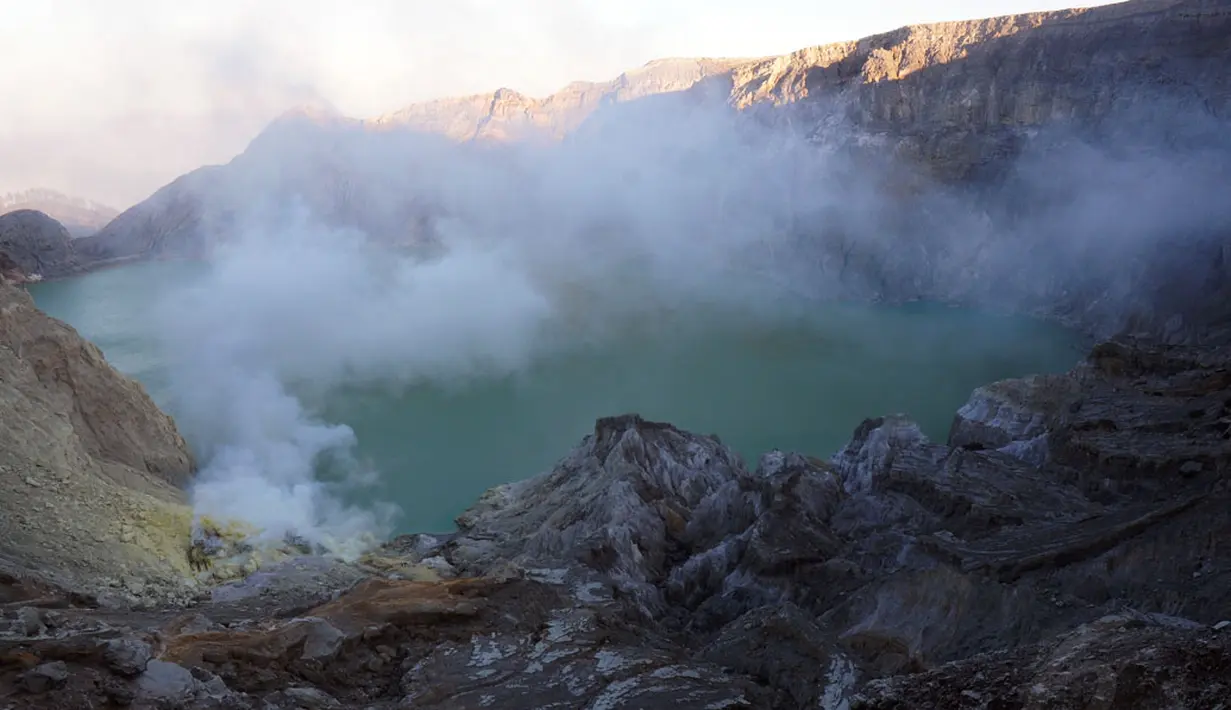Panorama keindahan kawah Gunung Ijen, Jawa Timur, (20/10/2014). (Liputan6.com/Helmi Fithriansyah)