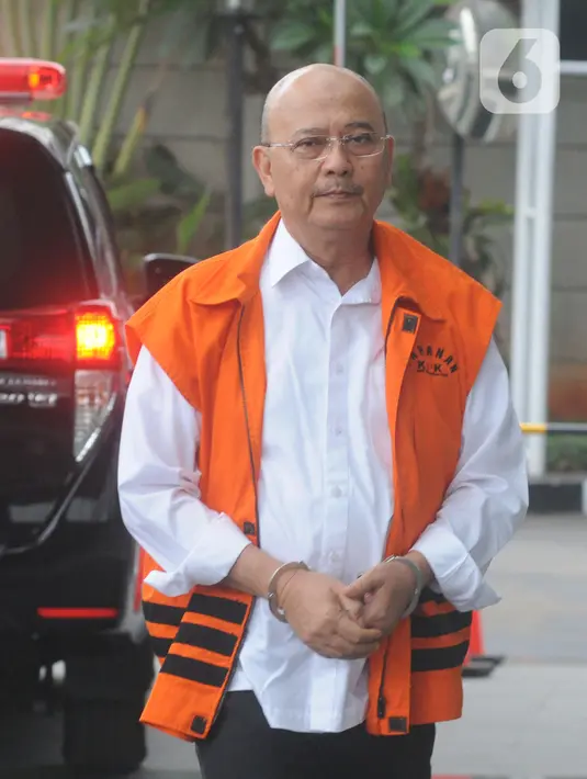 Wali Kota Medan nonaktif Tengku Dzulmi Eldin berjalan akan menjalani pemeriksaan oleh penyidik di Gedung KPK, Jakarta, Jumat (6/12/2019). Tengku Dzulmi Eldin diperiksa sebagai tersangka  terkait menerima suap proyek dan jabatan pada Pemerintah Kota Medan Tahun 2019. (merdeka.com/Dwi Narwoko)
