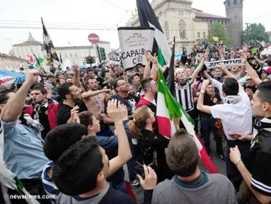 Para pendukung Juventus merayakan keberhasilan Juventus meraih Scudtto gelar Serie A musim 2012/2013 setelah mengalahkan Palermo 1-0, di Turin, Minggu, 5 Mei, 2013