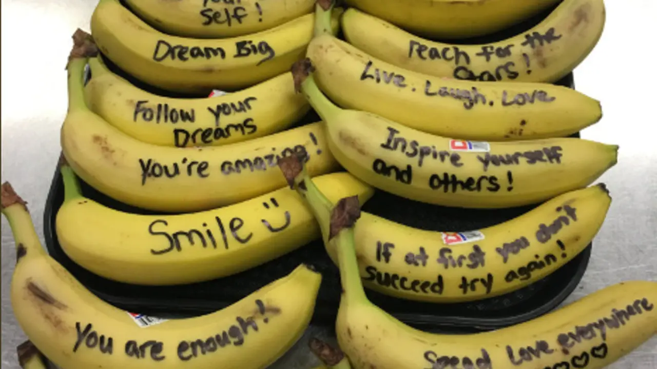 Bikin Kalimat Motivasi di Pisang, Aksi Penjaga Kantin Viral