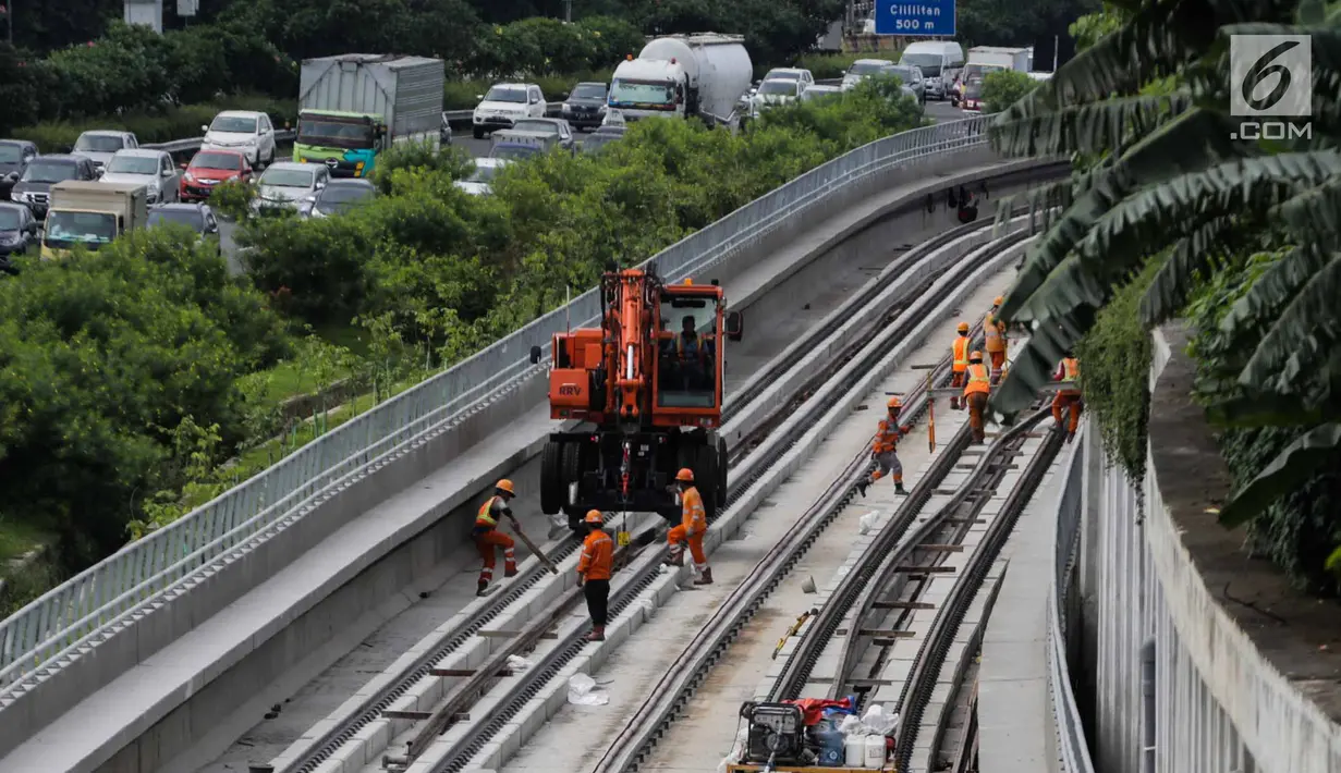 Pekerja melakukan pengerjaan proyek LRT Jabodebek, Jakarta, Selasa (12/3). Kereta LRT Jabodebek untuk rute Cawang-Cibubur akan diuji coba Juni 2019 dan saat ini proses pengerjaan untuk rute tersebut sudah mencapai 78,455%. (Liputan6.com/Faizal Fanani)