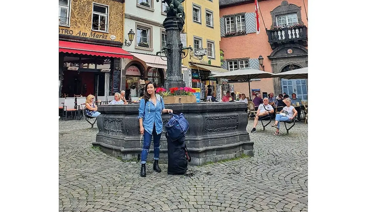 Ketika traveling, denim masih menjadi fashion item favoritnya.