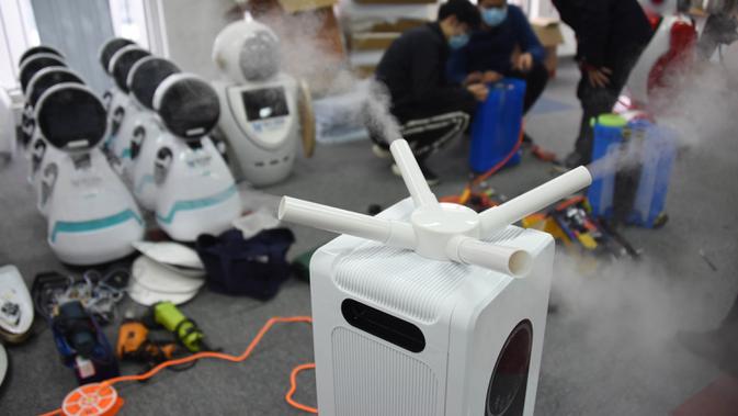 Para teknisi mengembangkan robot desinfeksi di sebuah perusahaan teknologi di Qingdao, China, 11 Februari 2020. Qingdao mengimbau perusahaan teknologi untuk meneliti, mengembangkan dan memperlengkapi robot desinfeksi yang dapat menggantikan tenaga manusia dalam operasi desinfeksi (Xinhua/Li Ziheng)