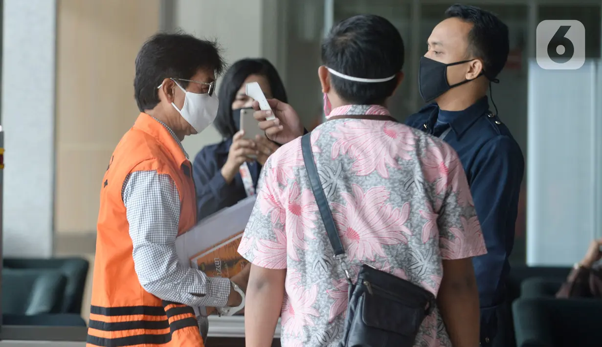 Bupati Solok Selatan nonaktif, Muzni Zakaria saat diperiksa suhu tubuh  di Gedung KPK, Jakarta, Selasa (19/5/2020). Muzni diperiksa sebagai tersangka kasus dugaan menerima suap proyek pembangunan infrastruktur Jembatan Ambayan dan Masjid Agung di Solok Selatan. (merdeka.com/Dwi Narwoko)