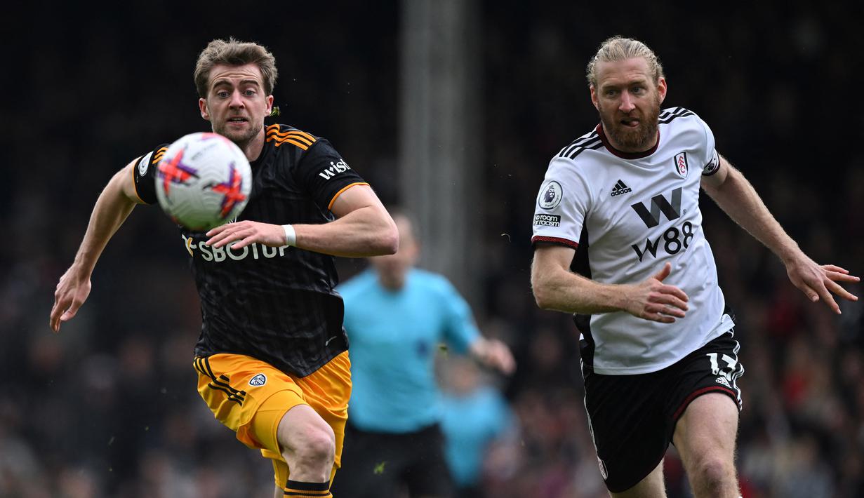 Bek Fulham, Tim Ream (kanan), lahir pada 5 Oktober 1987 dan kini memasuki usia 35 tahun 10 bulan. Pemain asal Amerika Serikat ini masih menjadi pilihan utama Fulham dalam mengantisipasi serangan lawan. Di musim 2023/2024 kali ini, Tim Ream sudah diberikan kesempatan dua kali bermain selama 154 menit bersama klub yang bermarkas di Craven Cottage. (AFP/Justin Tallis)