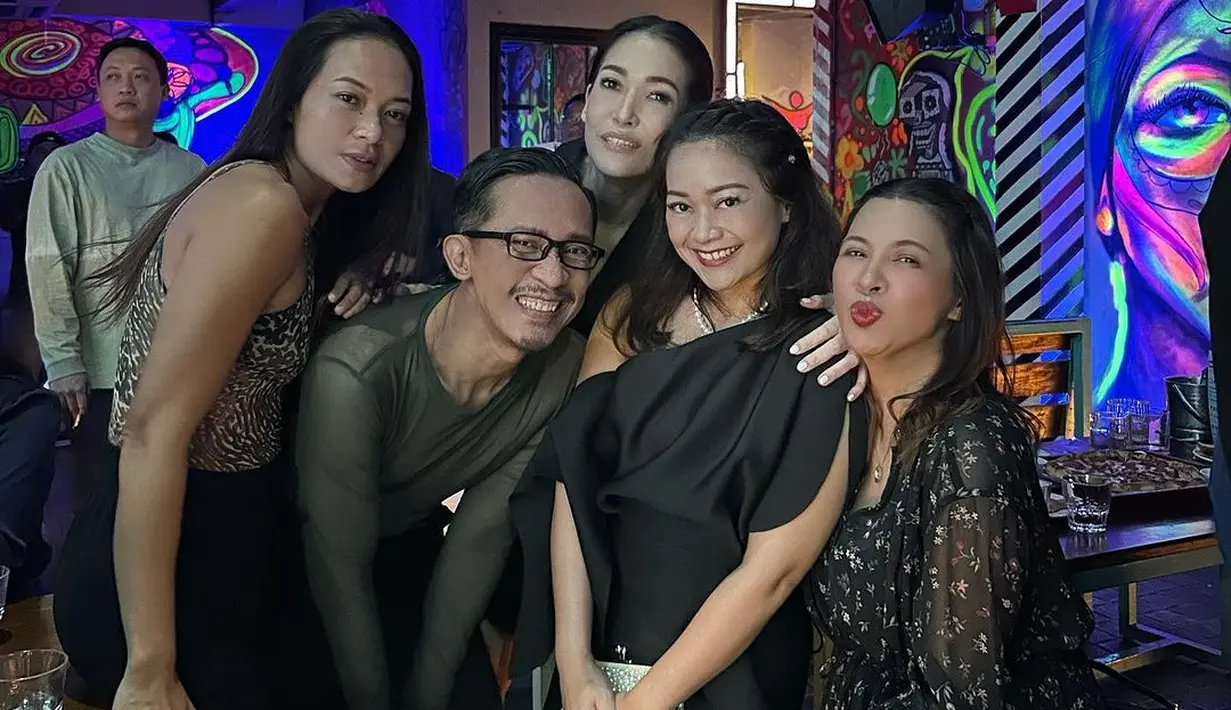 Aming yang hadir dalam acara tersebut menyebut, berkumpulnya banyak artis lawas tersebut juga sekaligus sebagai ajang reuni. [Instagram/amingisback]