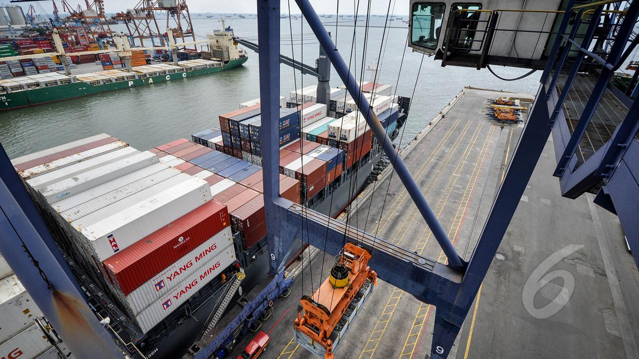 Aktivitas Bongkar Muat di JICT Tanjung Priok