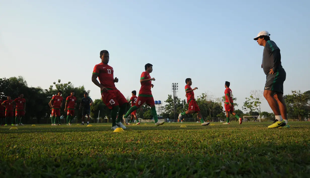 Timnas Indonesia U-23 kembali melakukan latihan di Lapangan Sutasoma Halim Perdanakusuma, Jakarta, Sabtu (23/5/2015). Tampak, asisten pelatih M Zein Al Haddad (kanan) mengawasi para penggawa timnas U-23 berlatih. (Liputan6.com/Helmi Fithriansyah)