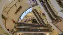 Suasana mal mewah Siam Paragon di Bangkok, Thailand, Minggu (17/5/2020). Pemerintah Thailand mengizinkan toko serba ada, pusat perbelanjaan, dan bisnis lainnya kembali dibuka untuk menghidupkan kembali ekonomi yang rusak akibat pandemi COVID-19. (AP Photo/Gemunu Amarasinghe)
