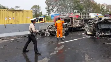 Polisi mengamankan lokasi kecelakaan maut di ruas Tol Cipularang Kilometer 92, Purwakarta, Jawa Barat, Senin (2/9/2019). Kecelakaan maut Cipularang menewaskan tujuh orang dan delapan lainnya luka-luka. (Liputan6.com/HO/Humas Polda)