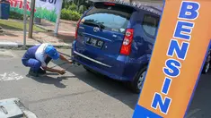 Petugas melakukan uji emisi gas buang sebuah mobil di Taman Mataram Blok M, Jakarta, Selasa (23/9/14).  (Liputan6.com/Faizal Fanani)