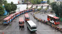 Angkutan Metromini menunggu penumpang di Terminal Blok M, Jakarta, Jumat (12/4). Kepala Bidang Angkutan Darat (BAD) Dinas Perhubungan DKI Jakarta Masdes Aerofi mengatakan setidaknya pada 2019 ini ada 312 bus sedang yang akan bekerja sama dengan Jak Lingko. (Liputan6.com/Immanuel Antonius)