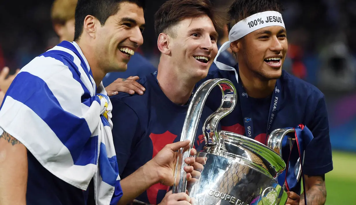 Perpaduan ketiganya berhasil mempersembahkan sembilan trofi bagi Barcelona, termasuk treble winner pada musim 2014-2015. (AFP/Patrik Stollarz)