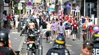 Fans Inggris melempari polisi dengan botol saat bentrok terjadi di kota Marseille, Prancis (11/6/2016).  (AFP Photo/ Leon Neal) 