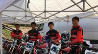 Andi Gilang (kedua dari kiri) saat berlatih bersama pembalap Honda Team Asia di musim 2020. (Twitter/Honda Team Asia)