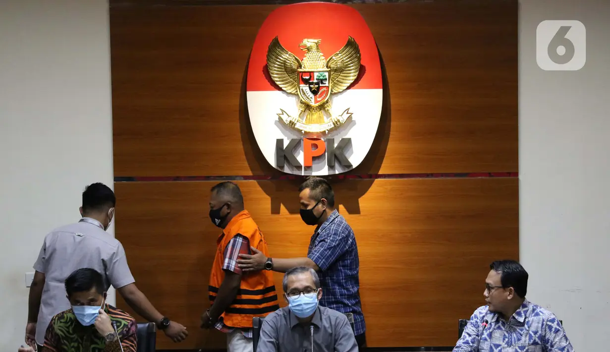 Tersangka kasus dugaan penerimaan gratifikasi bersama Bupati Malang periode tahun 2010-2015 dan periode 2016–2021 Eryck Armando Talla (rompi orange) digiring petugas saat dihadirkan pada rilis penetapan masa penahanan di gedung KPK, Jakarta, Kamis (30/7/2020). (Liputan6.com/Helmi Fithriansyah)